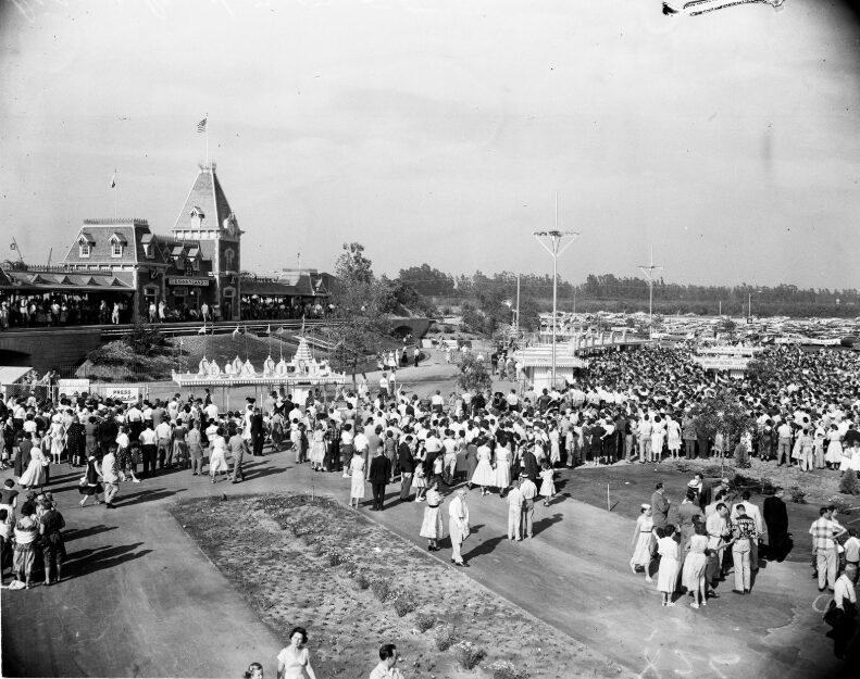 米ディズニーランドオープン