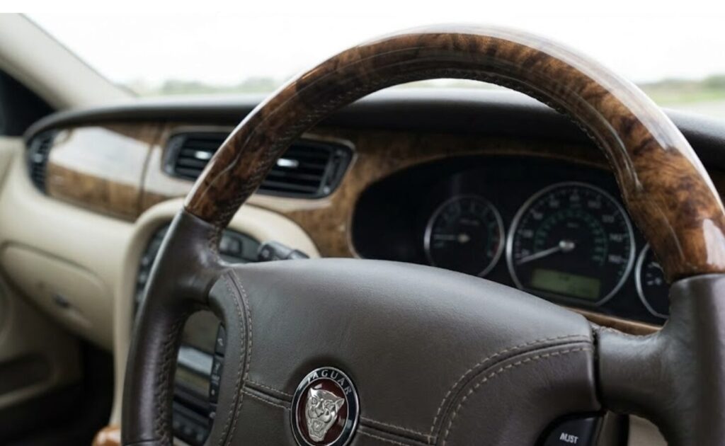 高級車のハンドル